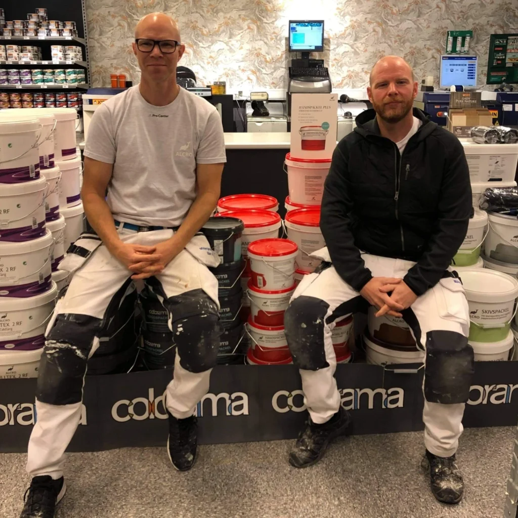 Jonas och Mikael, målarna bakom Måleriproduktion Väst, hos sin färgleverantör.
